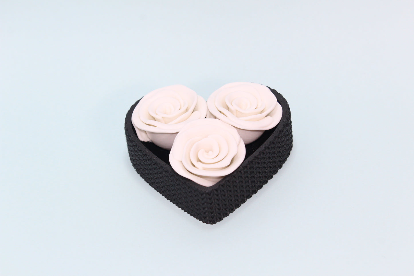 Heart-shaped 3D printed gift box with 3 roses - choose the color you want