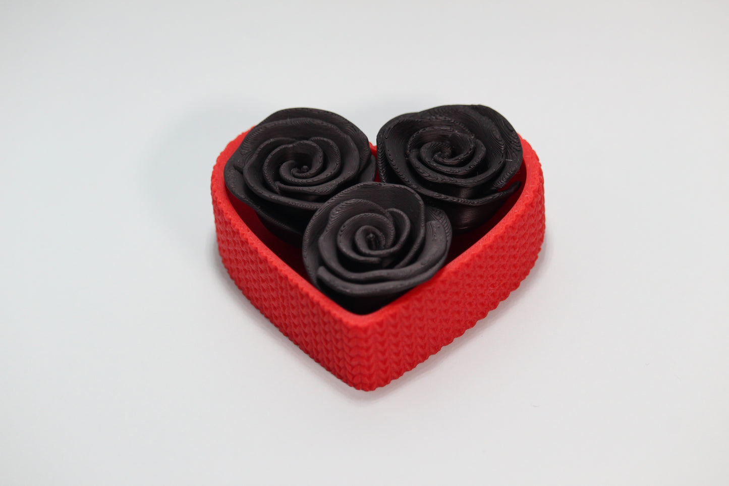 Heart-shaped 3D printed gift box with 3 roses - choose the color you want