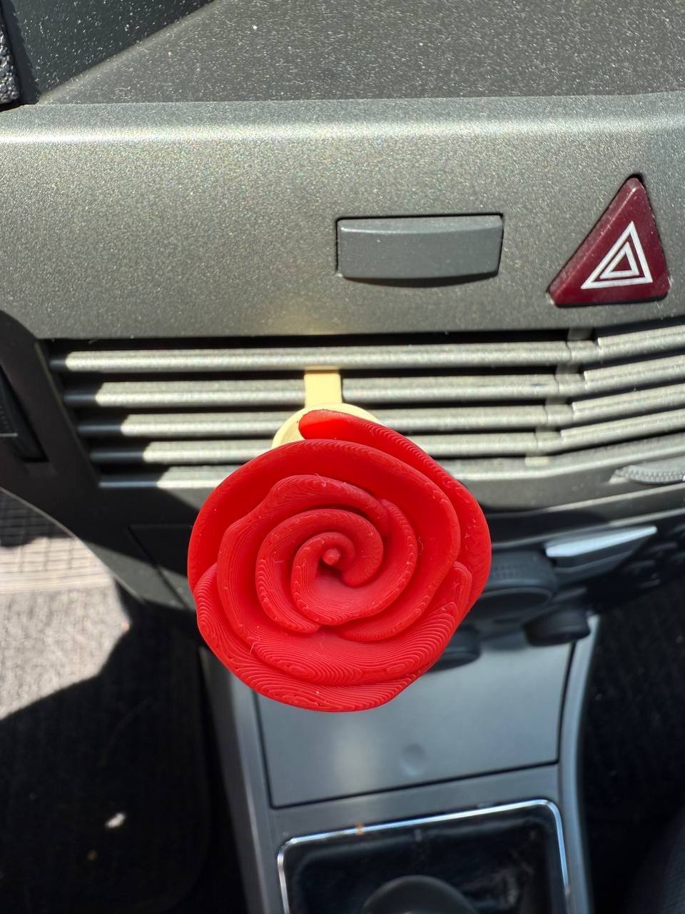 Mini Car Vase with Roses – 3D Printed Decoration for the Air Vent
